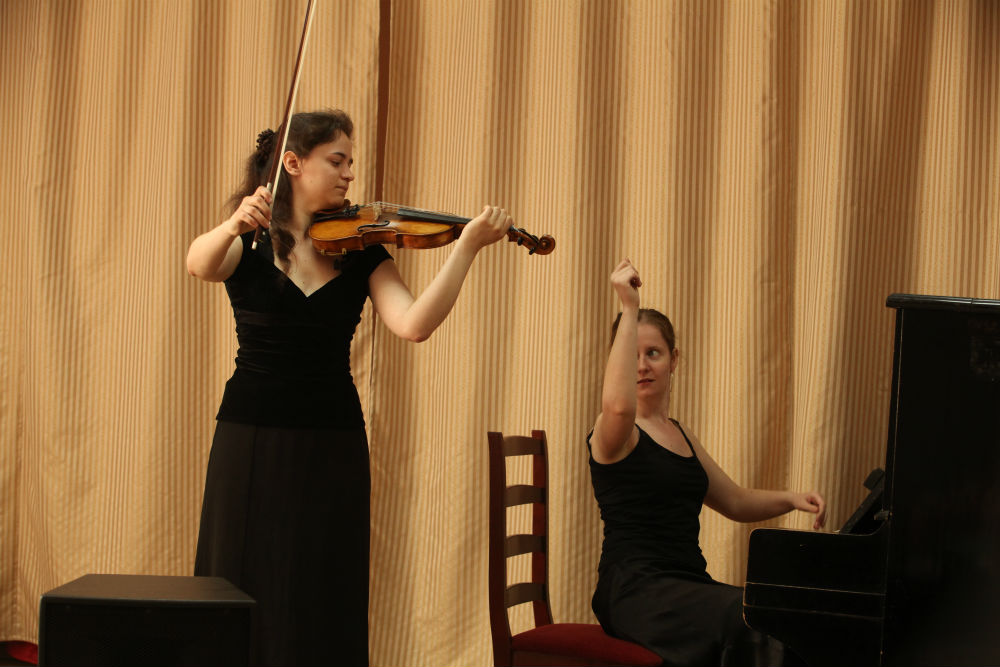 Alexandra Korobkina (violin) and Ksenia Gavrilova (piano)